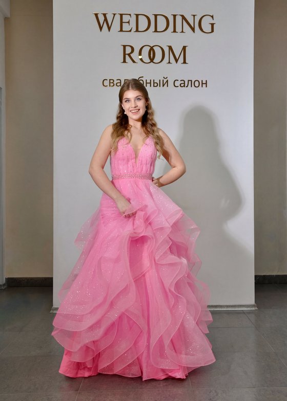 Пудровое вечернее платье «Пудровый Вайб» — пышная юбка‑каскад с мягким сиянием