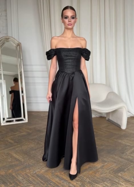 Роскошное черное вечернее платье с блеском, открытыми плечами и высоким разрезом