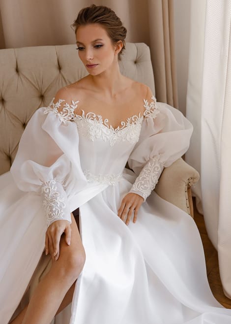 Свадебное платье из органзы с разрезом и рукавами