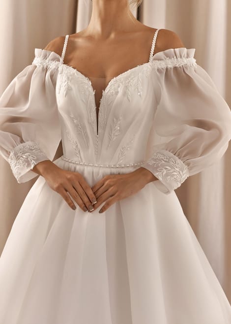 Свадебное платье с открытыми плечами и спинкой, с пышными рукавами