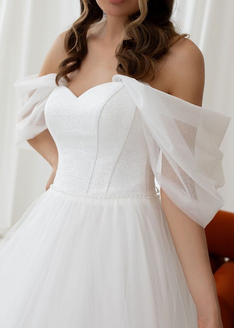 свадебное платье в классическом стиле с мерцающим корсетом