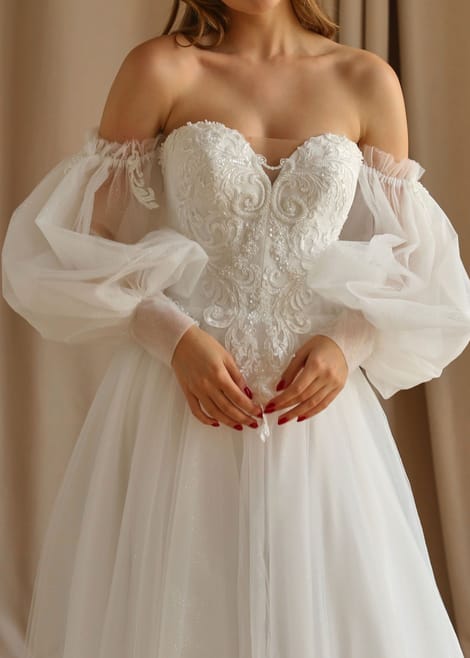 свадебное платье пышными рукавами-фонариками и открытым корсетом