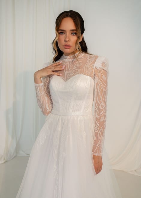 Свадебное платье с воротником стоечкой