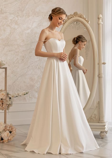 Свадебное платье из атласа с открытыми плечами
