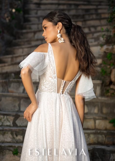 Свадебное платье из глиттерной ткани с крылышками