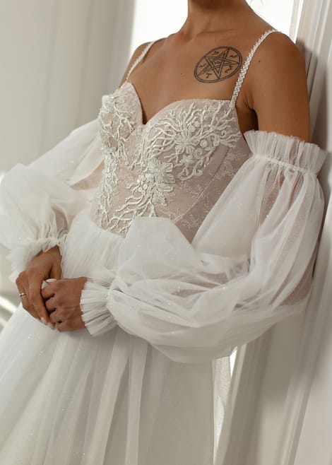 Свадебное платье на тонких лямках с отдельными рукавами