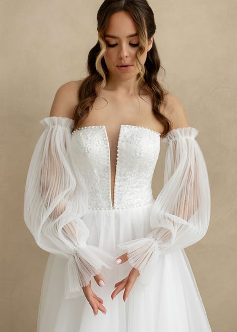 свадебное платье с рукавами-гофре и открытым корсетом