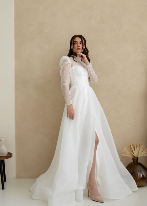 Свадебное платье с запахом разрезом, закрытое с рукавами