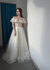 Свадебное платье Свадебное платье из блестящей ткани с открытыми плечами