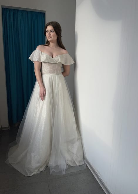 Свадебное платье из блестящей ткани с открытыми плечами