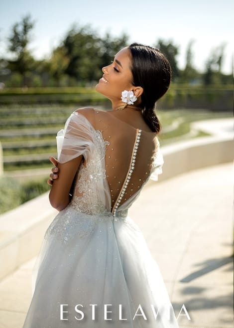 Мерцающее свадебное платье с красивой спинкой и пышной юбкой