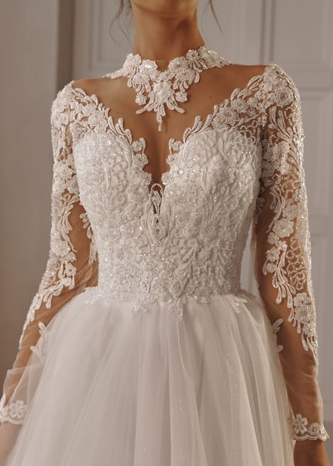 Закрытое свадебное платье с красивым кружевом