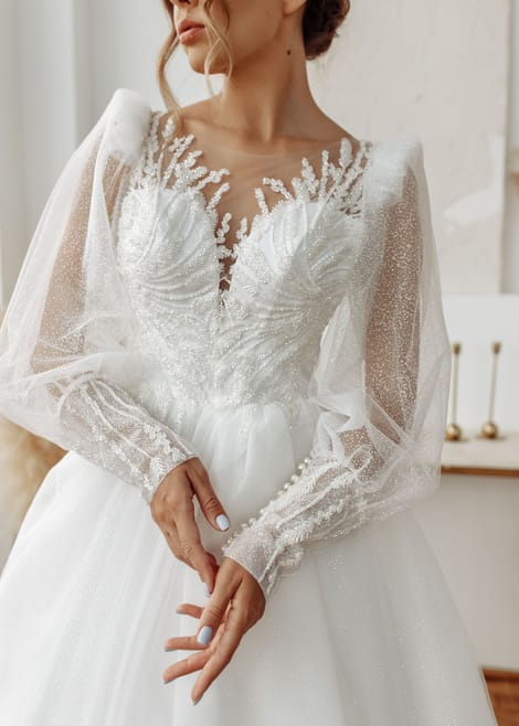 свадебное платье с рукавами и необычным корсетом