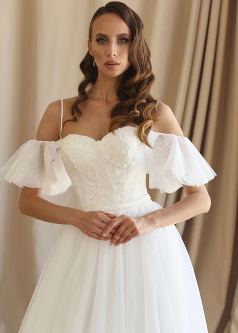 Блестящее белое свадебное платье с бельевым корсетом
