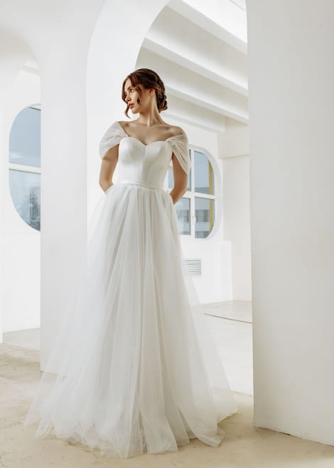 свадебное платье в минималистично стиле со спущенным плечиком