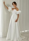 Свадебное платье Свадебное платье в стиле минимализм с разрезом на груди