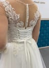 Свадебное платье Свадебное платье с рукавами, корсет украшен стеклярусом, бисером