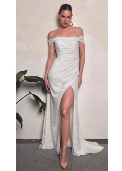 Блестящее свадебное платье по фигуре с разрезом