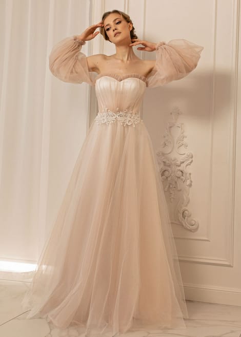 Свадебное платье с пышными рукавами и открытыми плечами