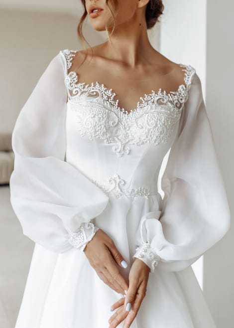 свадебное платье с нежным кружевом и рукавами из органзы
