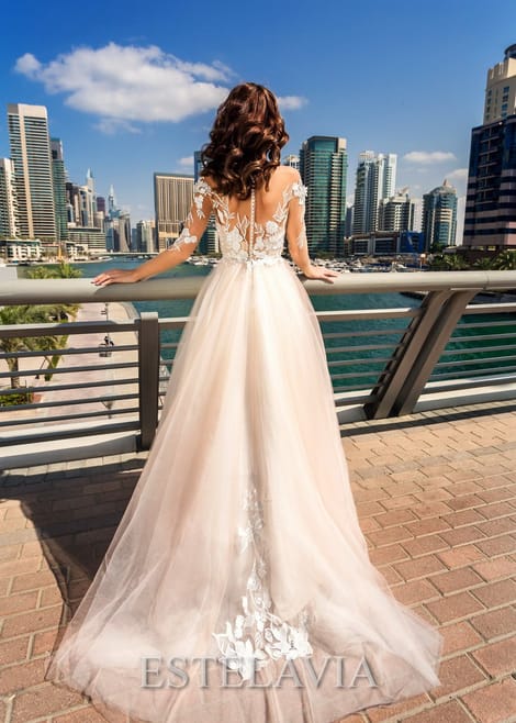 Свадебное платье с кружевом по шлейфу и рукаву