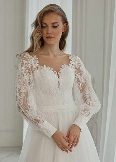 Белое свадебное платье с красивым вырезом декольте и рукавами