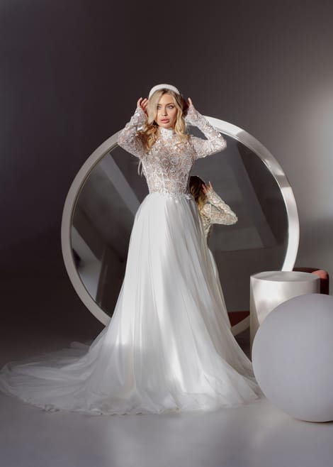 Закрытое свадебное платье с рукавом и воротником-стойка